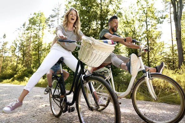 Vue Bas Famille Heureuse Équitation Vélos Dans Nature — Photo