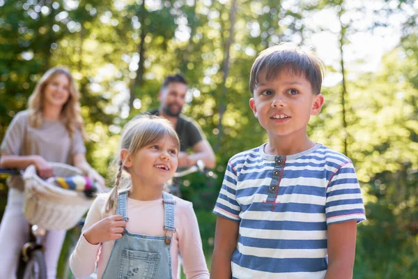 Close Two Children Parents Forest — Stock Photo, Image