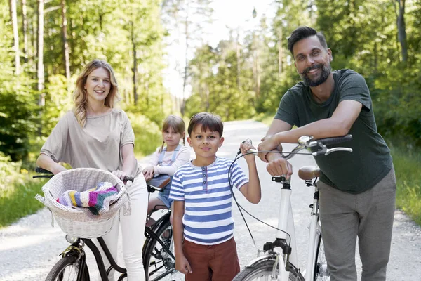 Retrato Família Sorridente Enquanto Passeio Bicicleta Paisagem Rural — Fotografia de Stock