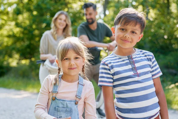 Porträt Eines Kleinen Mädchens Und Eines Jungen Wald — Stockfoto