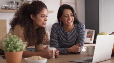 Evdeki bir video konferans sırasında mutlu kadınların videosu. 8K 'da kırmızı helyum kamerayla çekildi..