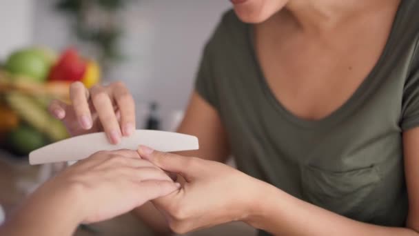 Incline Vídeo Mulher Feliz Fazendo Manicure Casa Tiro Com Câmera — Vídeo de Stock