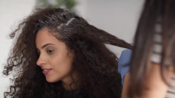 Zamknij Wideo Kobiet Farbowanie Włosów Domu Nakręcony Aparatem Hel Red — Wideo stockowe