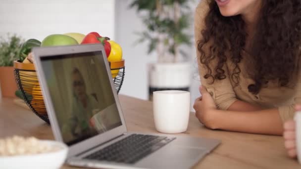 Seguimiento Vídeo Dos Mujeres Durante Videollamada Con Padre Fotografía Con — Vídeos de Stock