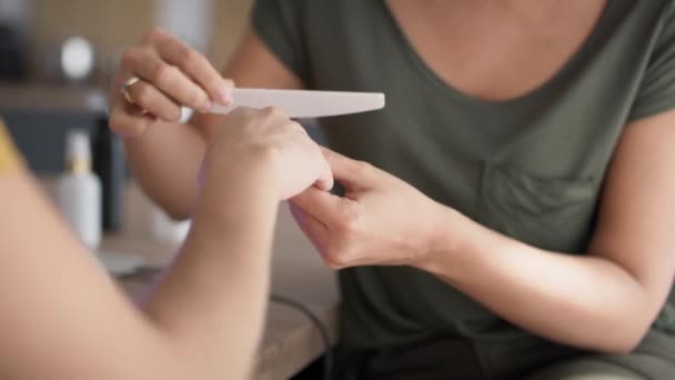 追踪快乐女人修指甲的录像用8K的红色氦相机拍摄 — 图库视频影像