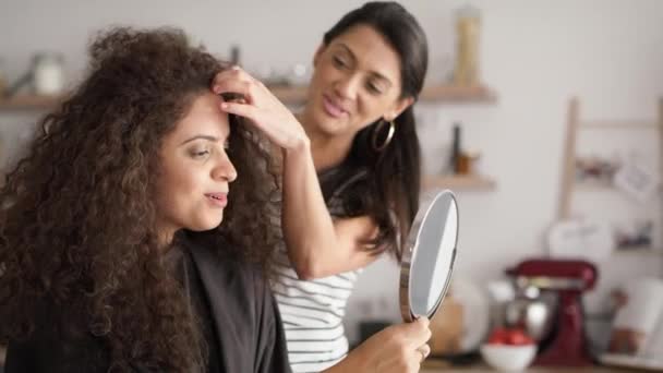 Wideo Szczęśliwych Kobiet Rozpoczynających Zabiegi Kosmetyczne Włosów Domu Nakręcony Aparatem — Wideo stockowe