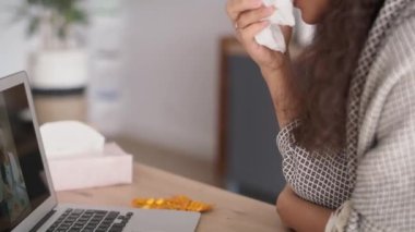 Bilgisayarda doktorla konuşan hasta kadının videosu. 8K 'da kırmızı helyum kamerayla çekildi..