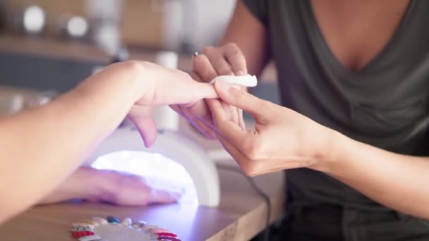 Close Video Van Vrouwen Tijdens Het Maken Van Nagel Schoonheid — Stockvideo