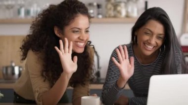 Evdeki bir video konferans sırasında kadınların görüntülerini büyüt. 8K 'da kırmızı helyum kamerayla çekildi..