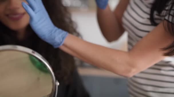 Відстеження Відео Двох Жінок Розмальовують Волосся Вдома Знімок Гелієвою Камерою — стокове відео