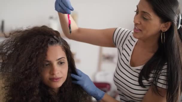Nagranie Dwóch Fryzjerów Farbujących Kobiecie Włosy Domu Nakręcony Aparatem Hel — Wideo stockowe