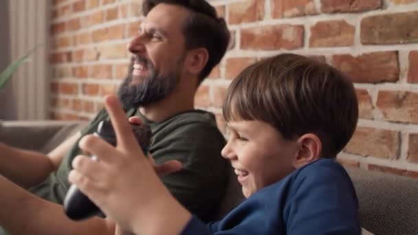 父亲和儿子在玩游戏时玩得很开心的视频 用8K的红色氦相机拍摄 — 图库视频影像