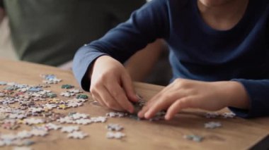 Baba evde çalışırken oğlunun yapboz çözdüğü video. 8K 'da kırmızı helyum kamerayla çekildi..