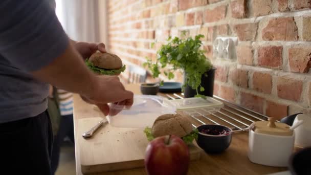 Video Padre Hijo Empacando Comida Saludable Para Escuela Fotografía Con — Vídeos de Stock