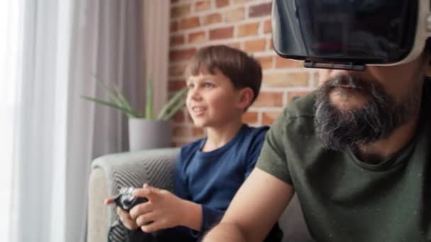 Vidéo Père Portant Des Lunettes Jouant Avec Son Fils Maison — Video