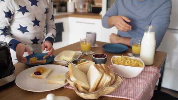 Video Padre Hijo Desayunando Por Mañana Fotografía Con Cámara Helio — Vídeos de Stock