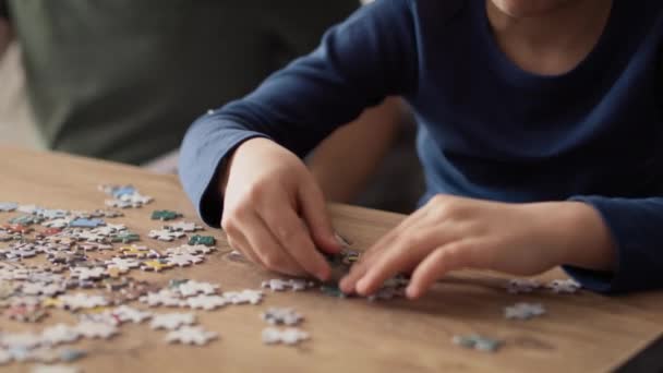 Video Figlio Che Risolve Puzzle Durante Padre Che Lavora Casa — Video Stock