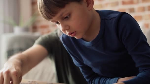 Close Vídeo Pai Resolvendo Quebra Cabeça Com Filho Tiro Com — Vídeo de Stock