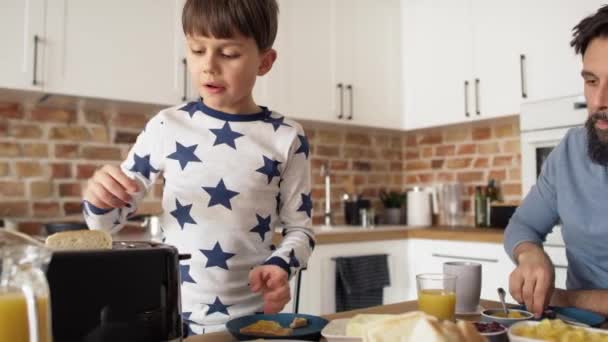 Video Figlio Padre Che Fanno Colazione Mattina Girato Con Telecamera — Video Stock