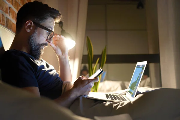 Sidovy Över Mannen Med Glasögon Som Arbetar Sängen Natten — Stockfoto