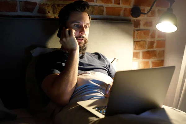 Hombre Llama Trabaja Dormitorio Por Noche — Foto de Stock