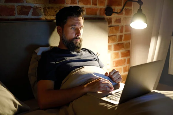 Cansado Homem Deitado Cama Trabalhando Usando Laptop — Fotografia de Stock