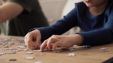 Baba ve oğlunun yapboz çözerken çekilen videoyu kapat. 8K 'da kırmızı helyum kamerayla çekildi..