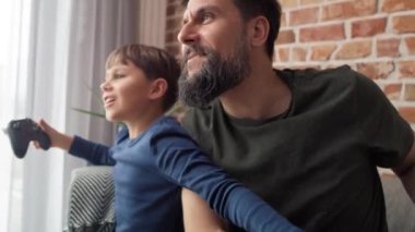 Baba ve oğlunun oyun oynarken eğlendiği bir video. 8K 'da kırmızı helyum kamerayla çekildi..
