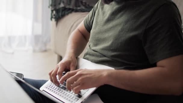 Inclinez Vidéo Homme Travaillant Aide Ordinateur Portable Maison Tourné Avec — Video