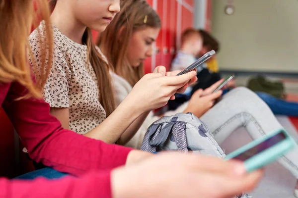 Close Grupo Crianças Usando Smartphone Corredor Escola — Fotografia de Stock