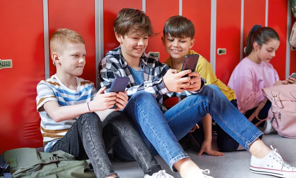 Školní Děti Sedí Používají Smartphone Škole — Stock fotografie
