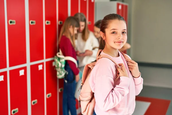 Okul Koridorunda Duran Sırt Çantalı Bir Kızın Portresi — Stok fotoğraf