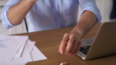 Evde çalışırken kulaklık takan bir adamın videosunu izliyorum. 8K 'da kırmızı helyum kamerayla çekildi..