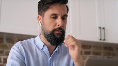 Evde çalışan konsantre adamın videosunu kapat. 8K 'da kırmızı helyum kamerayla çekildi..