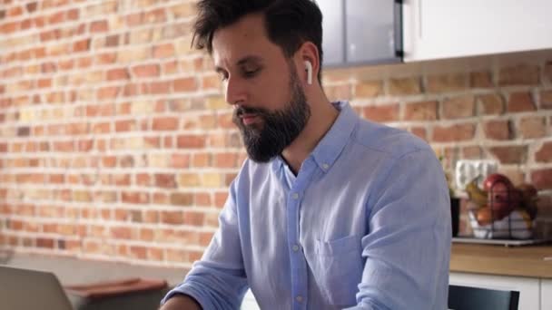 Портативне Відео Чоловіка Який Працює Ноутбуком Вдома Знімок Гелієвою Камерою — стокове відео