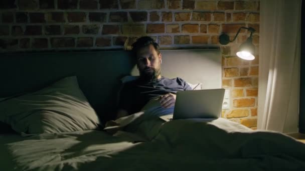 Відео Чоловіка Який Лежить Ліжку Під Час Роботи Вночі Знімок — стокове відео