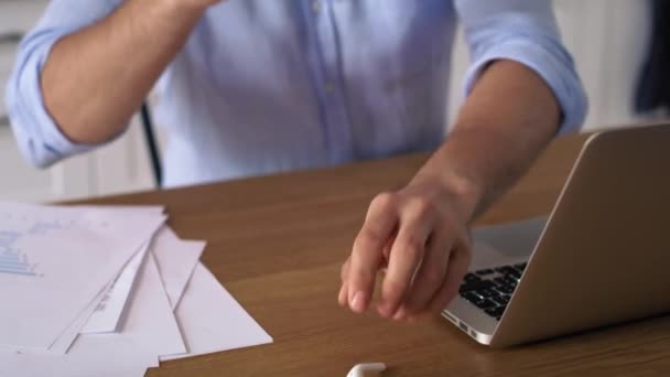 Monitoraggio Video Uomo Che Utilizza Cuffie Durante Lavoro Casa Girato — Video Stock