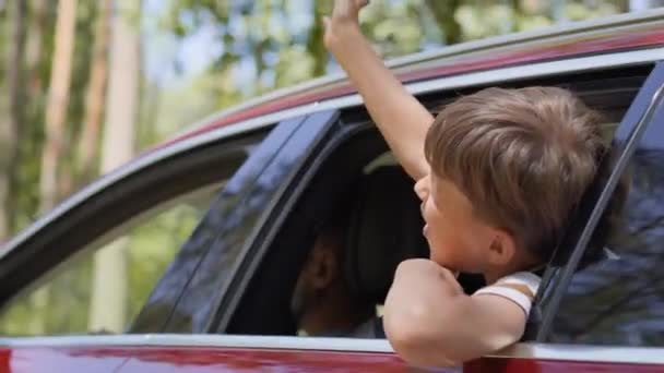 Elleri Yol Esintisinde Gezen Çocuğun Videosu Kırmızı Helyum Kamerayla Çekildi — Stok video