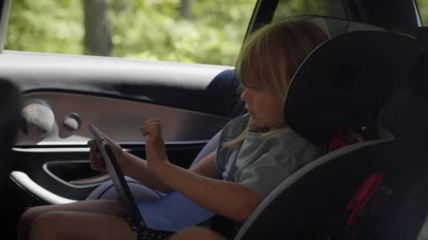 Video Los Niños Asiento Trasero Del Coche Con Tableta Fotografía — Vídeos de Stock