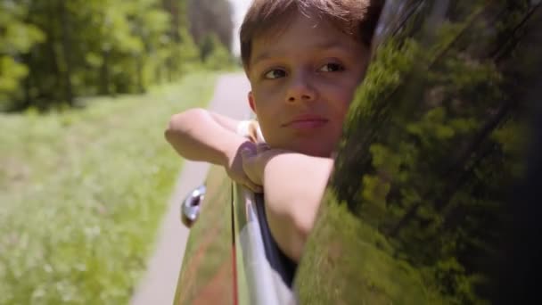 少年は 道路の風に乗って道路を楽しんでのビデオ 8Kでレッドヘリウムカメラで撮影 — ストック動画