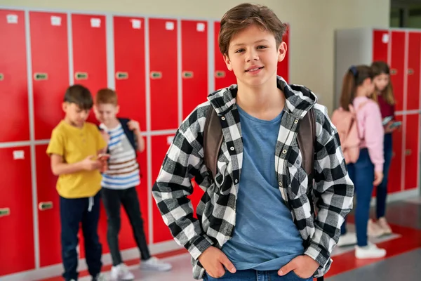 Portrait Adolescent Debout Dans Couloir Près Casiers — Photo