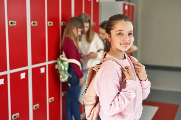 Portrait Fille Avec Sac Dos Debout Dans Couloir École — Photo