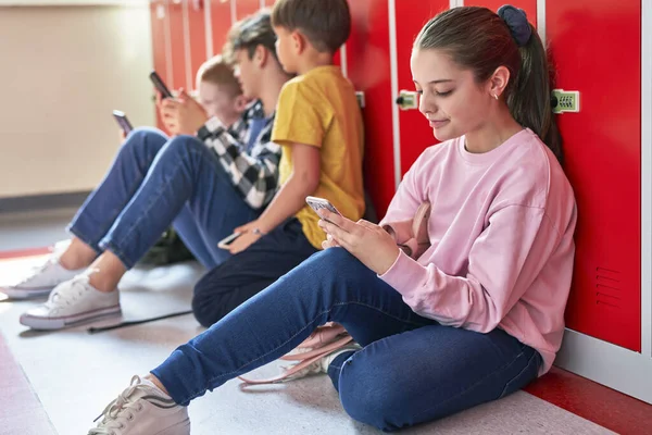 Écolière Écoliers Assis Avec Smartphone — Photo