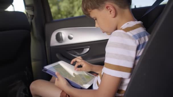 Handheld Video Eines Jungen Mit Tablet Während Eines Roadtrips Aufnahme — Stockvideo