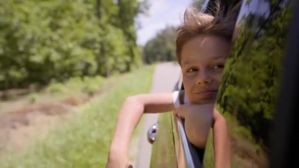 道路の風に手で少年のハンドヘルドビデオ 8Kでレッドヘリウムカメラで撮影 — ストック動画