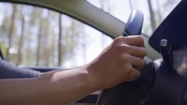 Sluit Video Van Het Besturen Van Een Auto Een Zonnige — Stockvideo