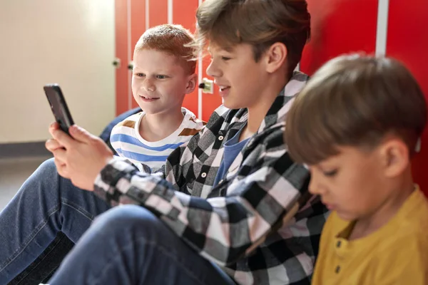 Trois Écoliers Assis Dans Couloir Utilisant Téléphone — Photo