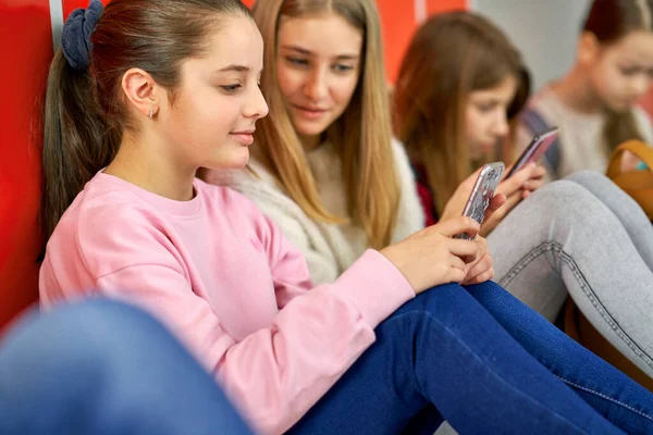 Meisjes Sms Mobiele Telefoon Schoolgang — Stockfoto