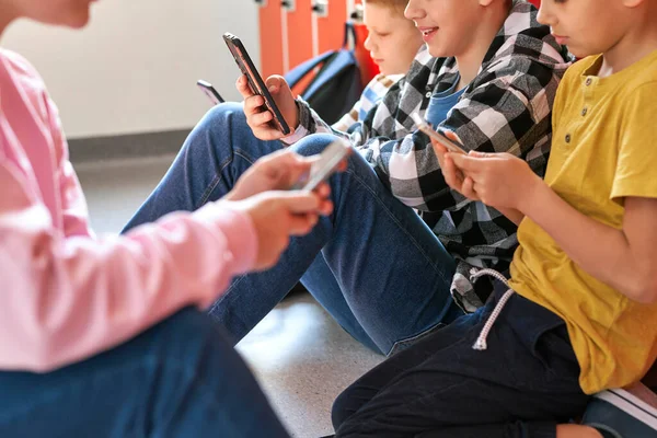 Närbild Tonåringar Sms Mobiltelefon Skolkorridoren — Stockfoto