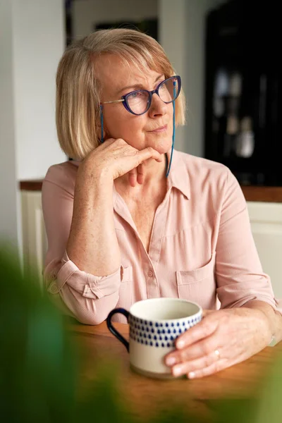 Maturo Signora Seduta Guardando Lontananza — Foto Stock